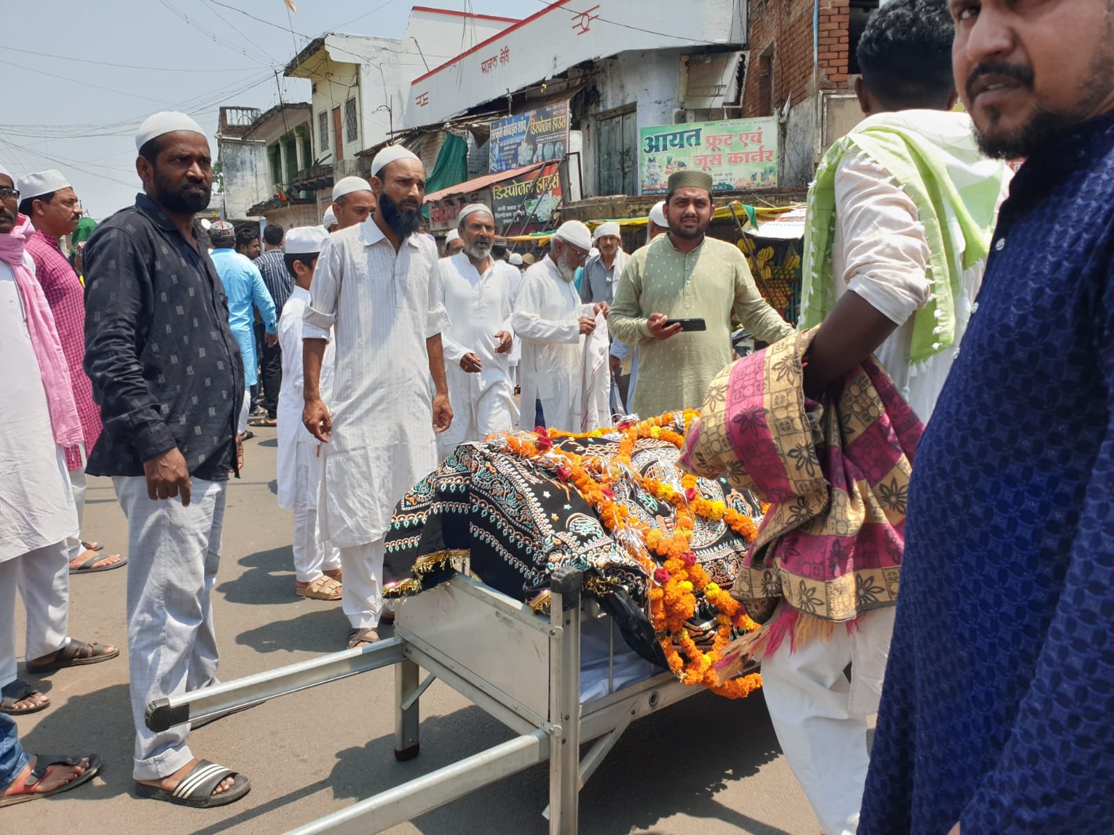 बैल की ठोकर से शरीफ की मौत परिजनों ने शासन से मुआवजा को लेकर किया चक्का जाम