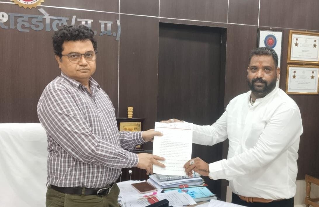 सड़क नवीनीकरण एवं माॅडल रोड बनाये जाने सिल्लू रजक ने  मुख्यमंत्री  के नाम कलेक्टर  को सौंपा ज्ञापन