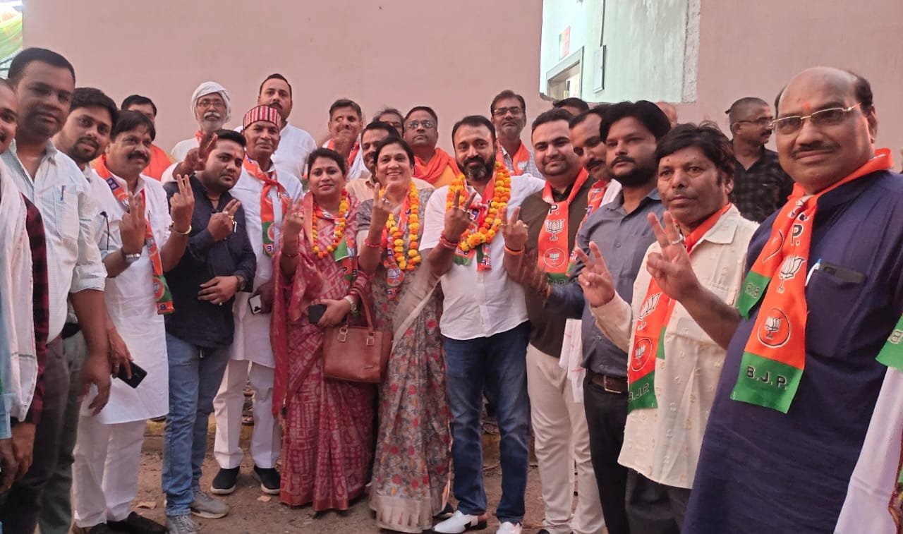 नरेंद्र मोदी को संसदीय दल का नेता चुने जाने के अवसर पर भाजपा कार्यकर्ताओं ने मनाया विजय उत्सव