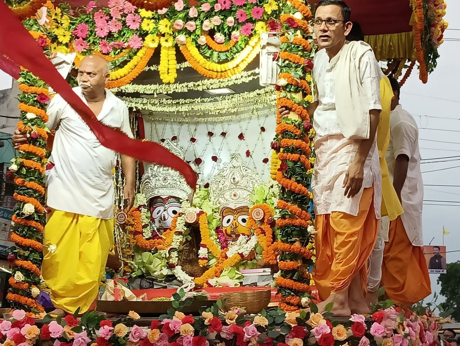 धूमधाम से रथ पर सवार होकर निकले भगवान जगन्नाथ: भक्तों ने खींचा रथ, जगह जगह हुई पुष्प वर्षा,कलेक्टर भी हुए शामिल