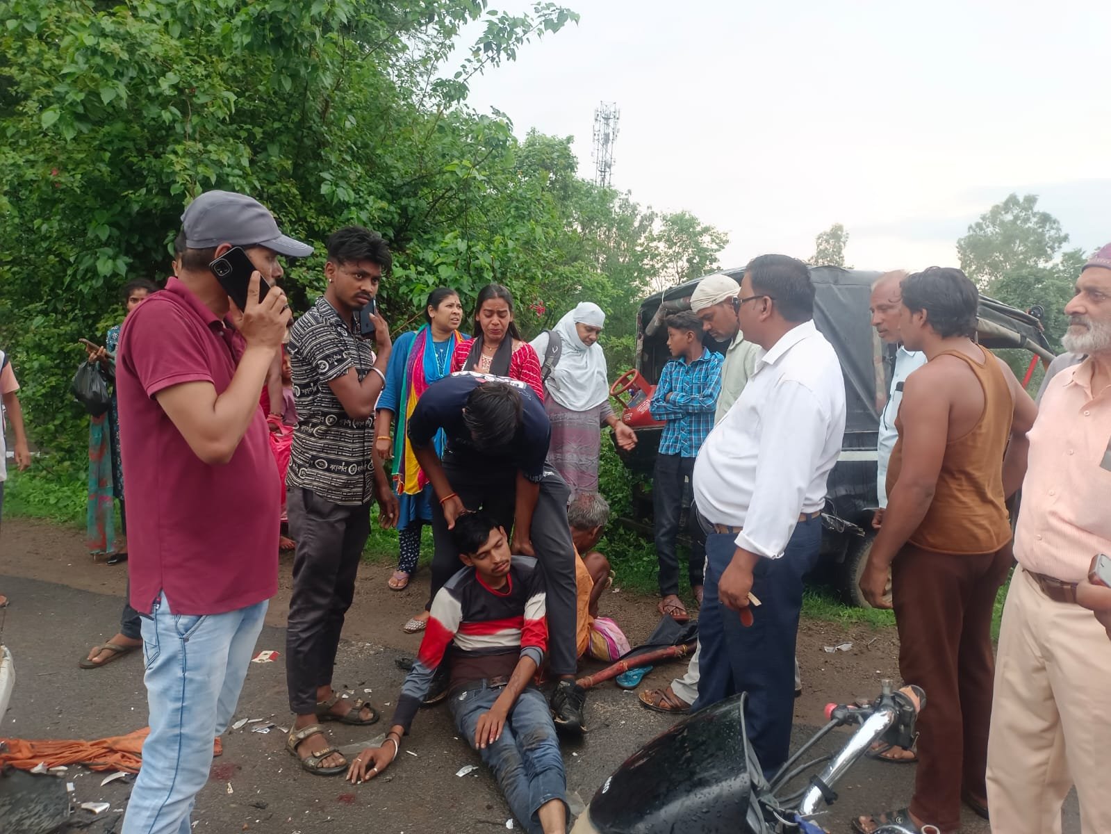 शराब के नशे में ठोक दी कार,ऑटो पलटा,108 ने निभाया फर्ज