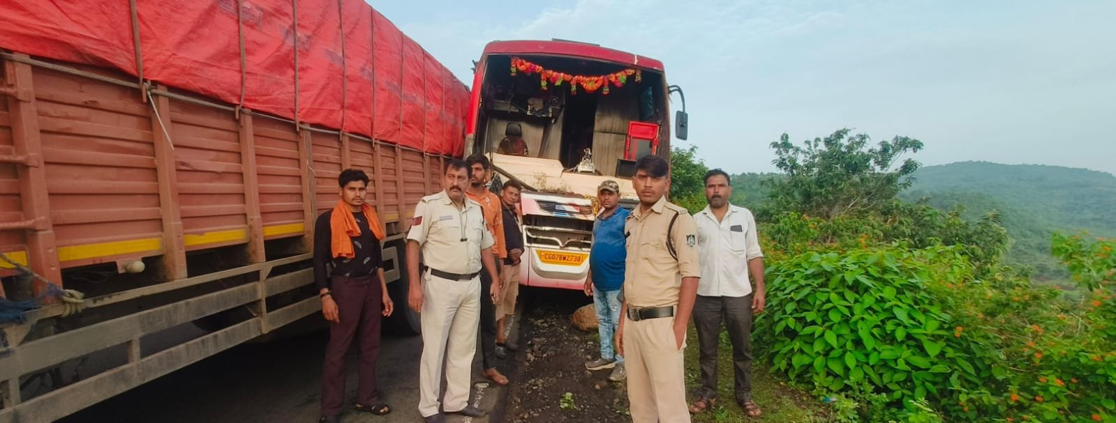 ट्रक ड्राइवर बना मसीहा: ब्रेक फेल बस को टक्कर देकर रोका, 50 से अधिक कावड़ियों की बचाई जान