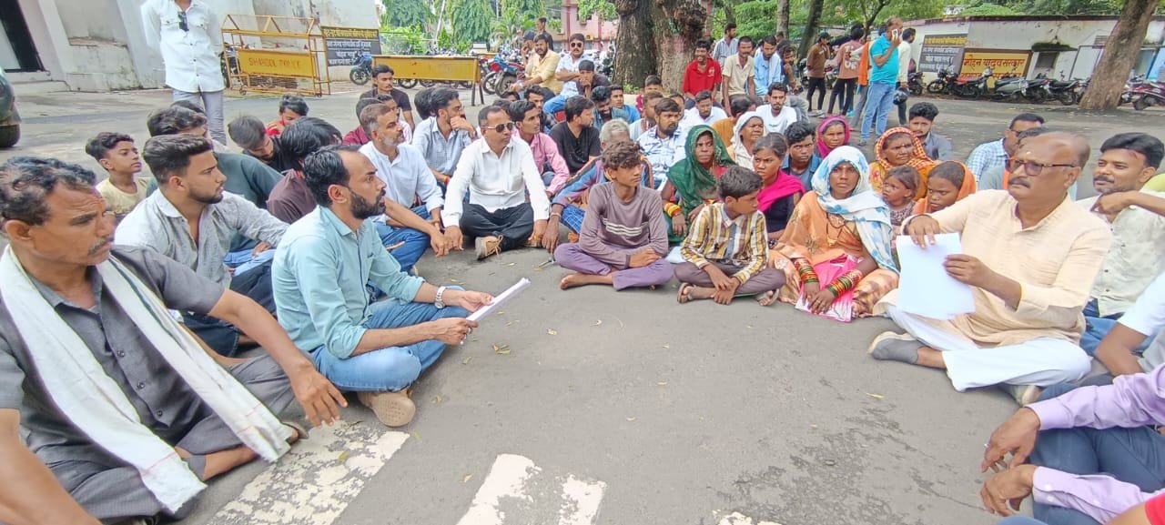 सीवर लाइन हादसे में दो श्रमिकों की मौत को लेकर उबाल, युवक कांग्रेस ने कलेक्टर कार्यालय का किया घेराव