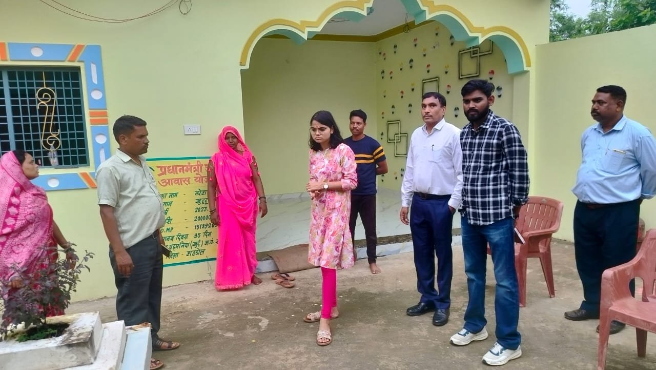 सीईओ ने पीएम जनमन आवास का किया निरीक्षण,हितग्राही से ली किश्तों व निर्माण कार्य की जानकारी