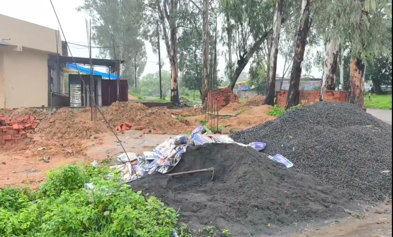 राष्ट्रीय राजमार्ग 43 पर पकरिया चौराहे पर चल रहा अवैध निर्माण, जिम्मेदार अधिकारी मौन