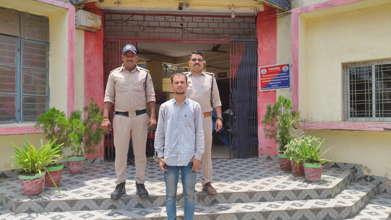 जिला बदर आरोपी गुड्डू अकरम गिरफ्तार,धनपुरी पुलिस की तत्परता से बड़ा अपराध टला, न्यायालय ने भेजा जेल