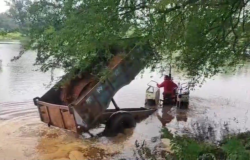 ब्यौहारी में रेत माफिया का दुस्साहस: तहसीलदार से अभद्रता, तालाब में खाली करवाई रेत, खनिज विभाग की लापरवाही उजागर