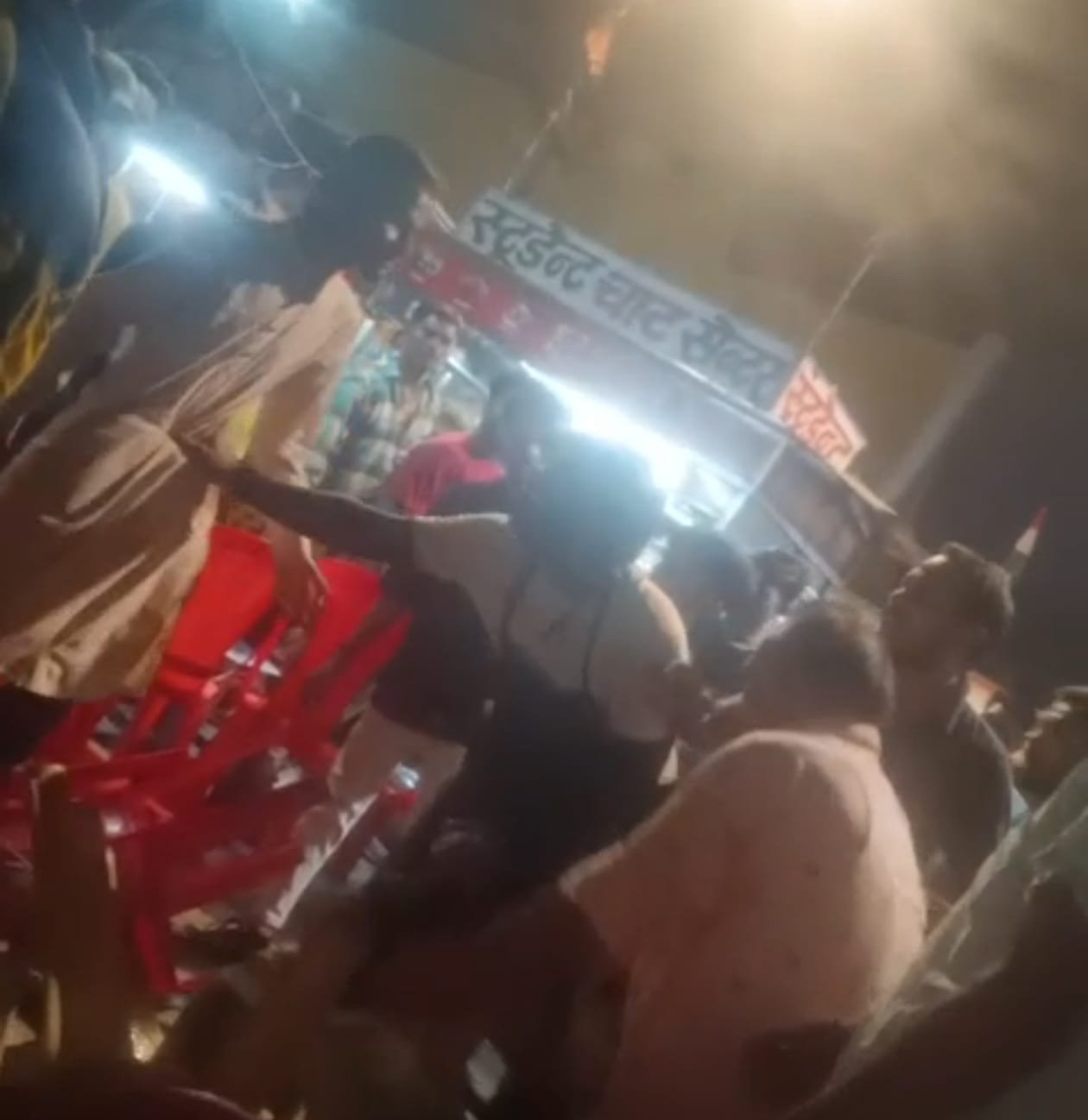 चौपाटी में दोसा स्टॉल कर्मचारियों की गुंडई, गुप्ता चाट वाले से मारपीट, वीडियो वायरल, पुलिस को भनक तक नहीं