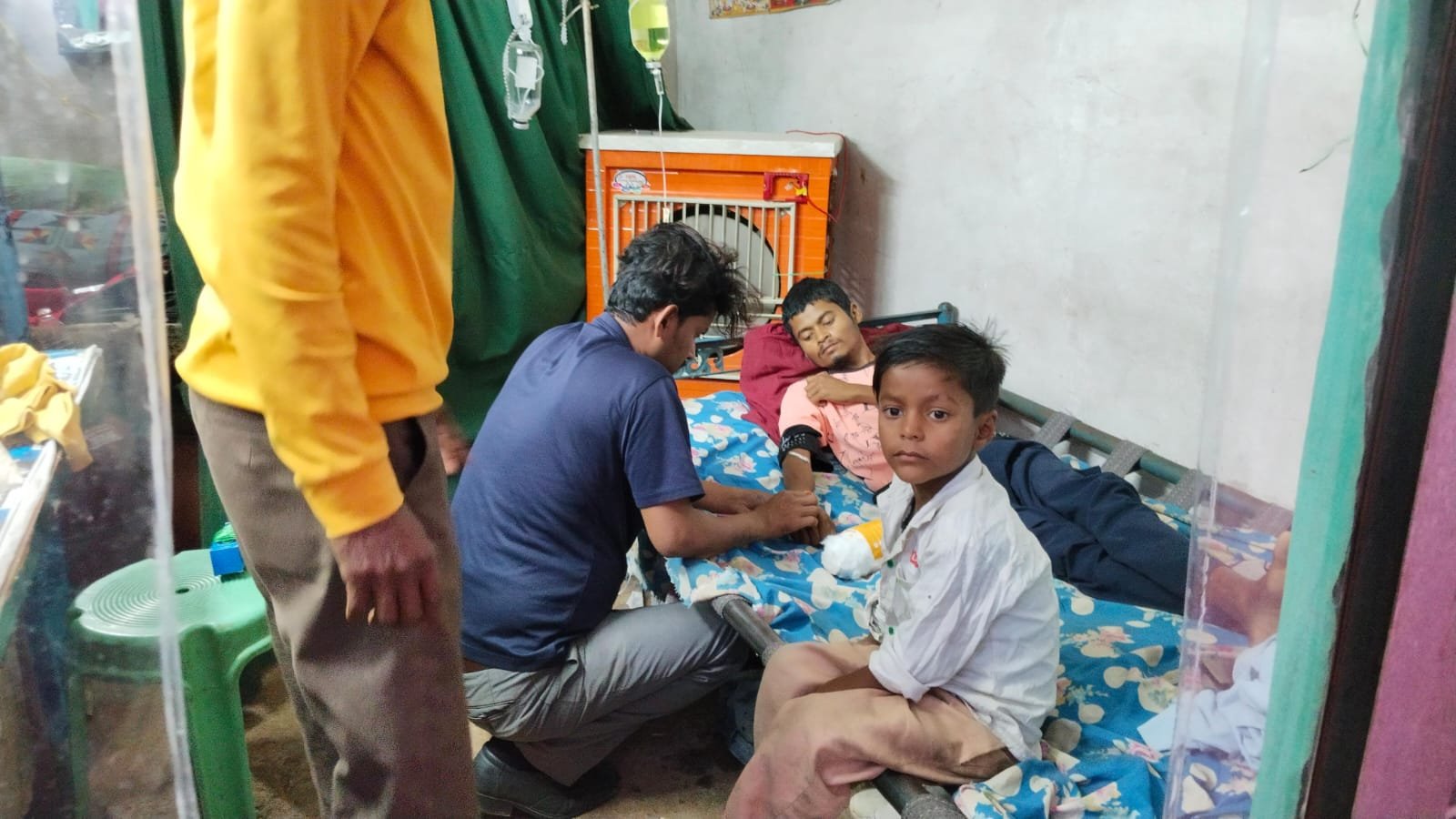 मौत का सौदा: ग्रामीण अंचलों में झोलाछाप डॉक्टरों का बोलबाला, दवा की दुकानों में अवैध क्लीनिक