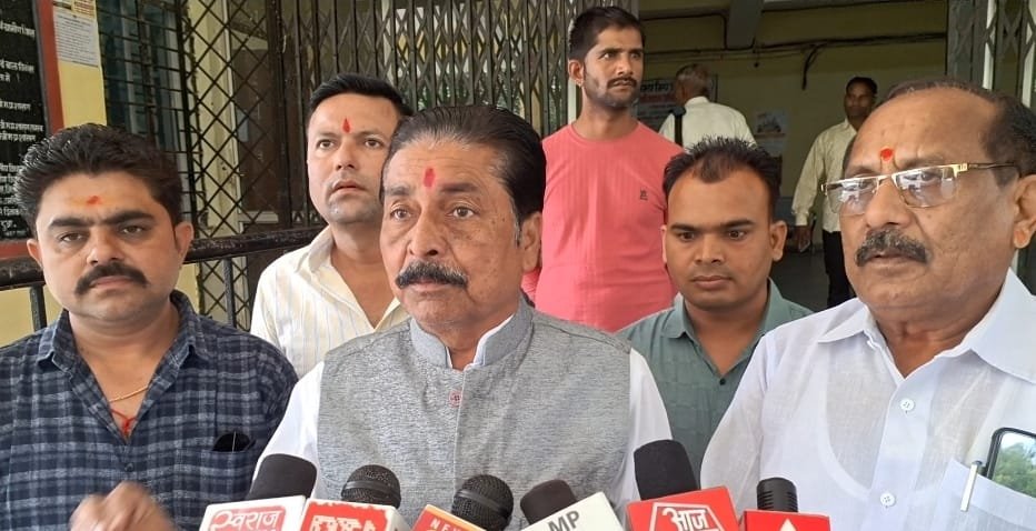 वन विभाग की कथित मनमानी पर भाजपा का हल्ला बोल, कलेक्टर व क्षेत्र संचालक को सौंपा ज्ञापन