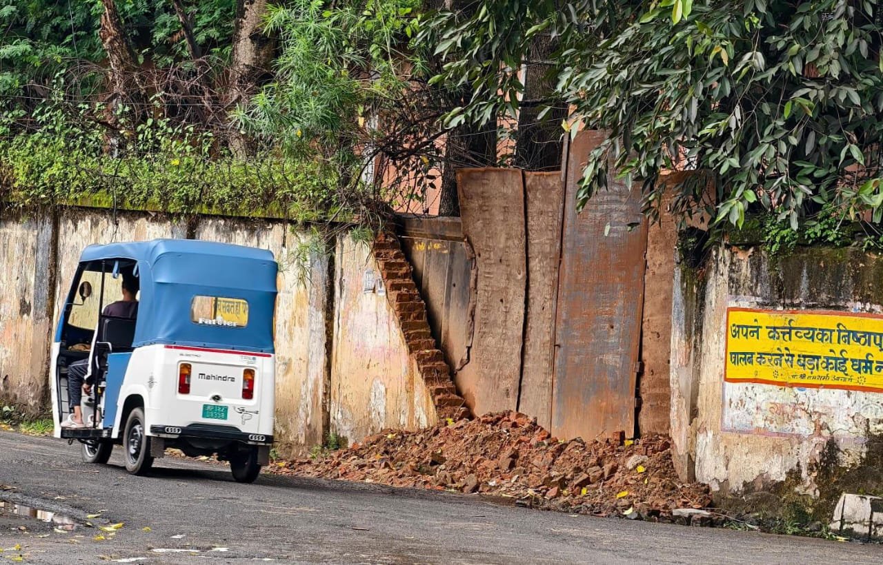 टूटी दीवार, जुगाड़ का पहरा और कोल इंडिया की जागरूकता