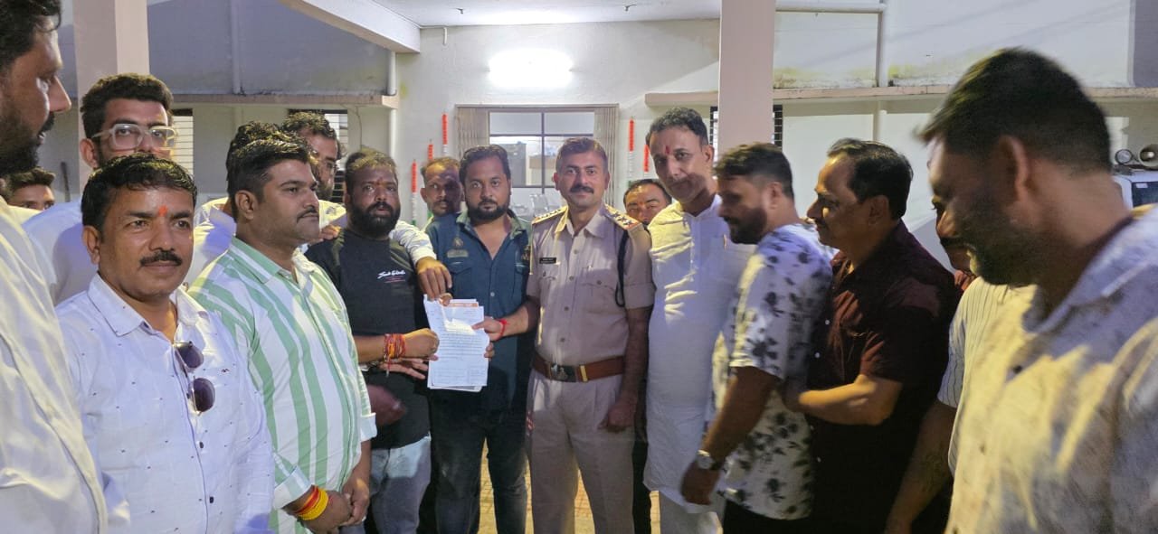 प्रधानमंत्री पर अभद्र टिप्पणी करने वाले व्यक्ति के खिलाफ भाजयुमो का विरोध, थाना प्रभारी को सौंपा ज्ञापन