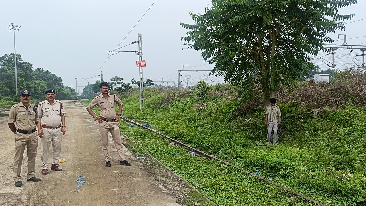 रेलवे स्टेशन यार्ड के पास पेड़ पर लटका युवक  आत्महत्या या हत्या?