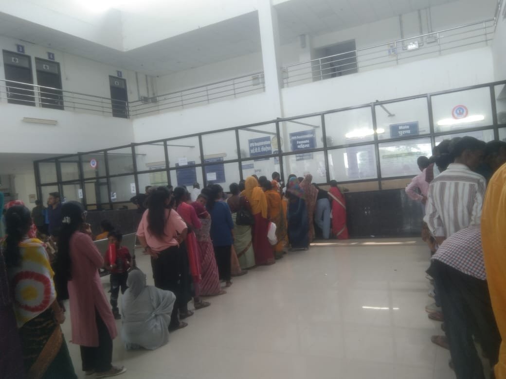 बिरसा मुंडा मेडिकल कॉलेज की लापरवाही: मरीजों को लंबी कतारों में घंटों इंतजार