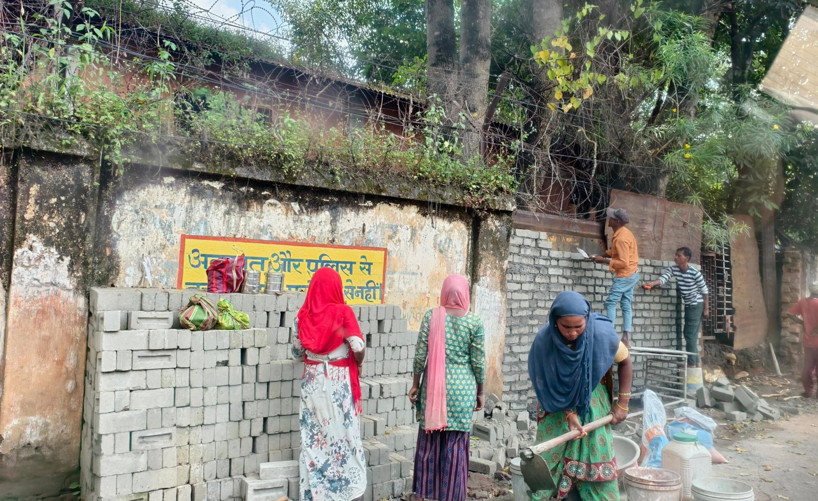 खबर का असर : टूटी दीवार की मरम्मत शुरू