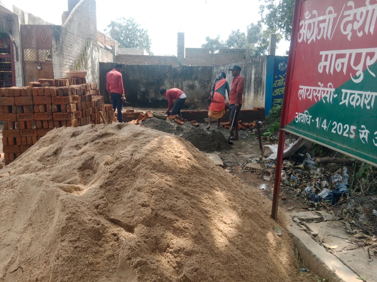 शासन की जमीन पर भूमाफियाओं का कब्ज़ा,सदियों पुराना सरकारी कुआं पाटकर खड़ा हो रहा पक्का मकान