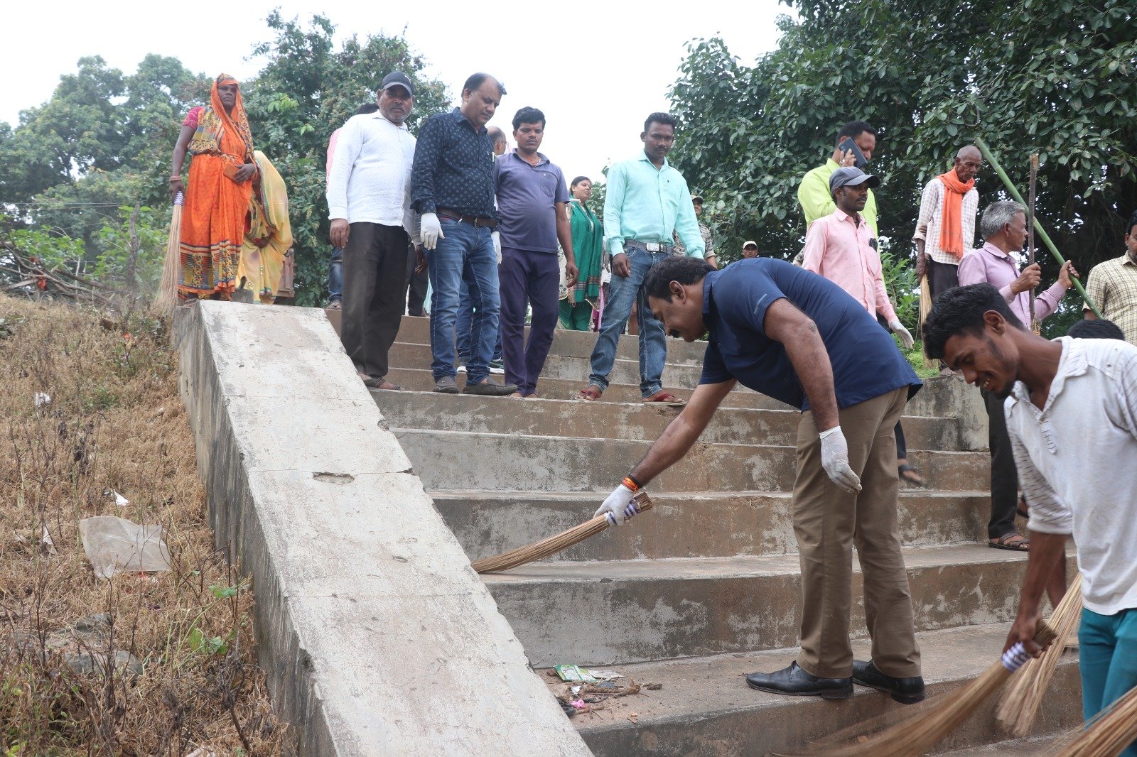 स्वच्छता ही सेवा पखवाड़ा: कंकाली मंदिर परिसर में हुआ सामूहिक श्रमदान ,जनप्रतिनिधियों और अधिकारियों ने दिया प्रेरक संदेश