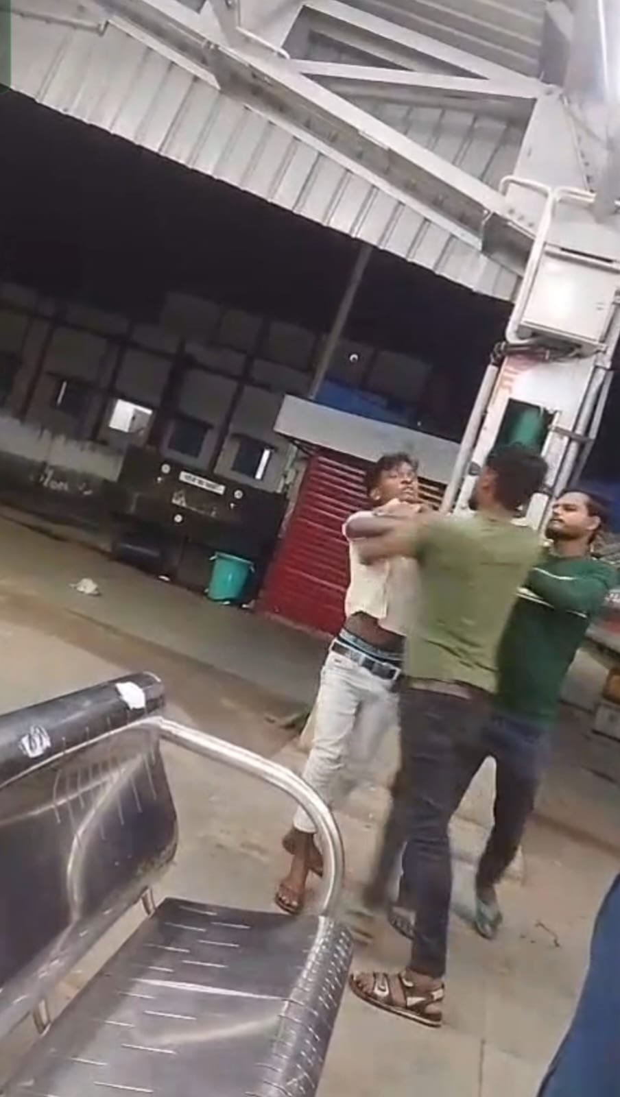 शहडोल रेलवे स्टेशन पर सुरक्षा पर सवाल, मजदूर से दबंगई का वीडियो वायरल