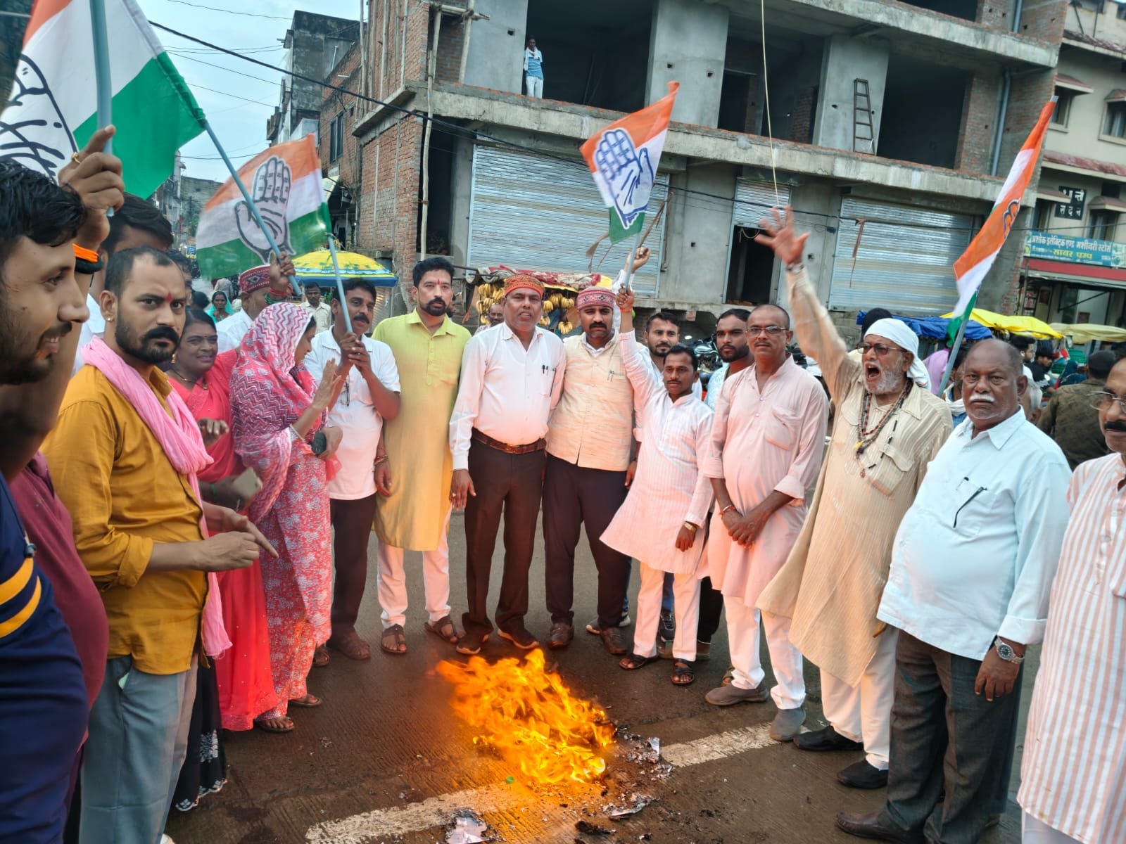 महिला विरोधी टिप्पणी पर कांग्रेस ने किया मंत्री कैलाश विजयवर्गीय का पुतला दहन
