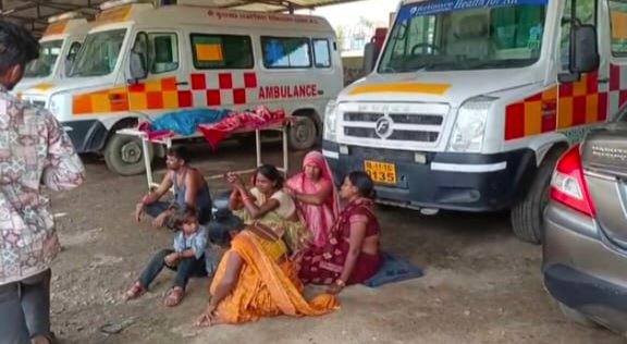 जिला अस्पताल में शव वाहन ठप, 24 घंटे सेवा के दावे फेल, गरीब परिवार तड़पता रहा, प्रशासन मौन