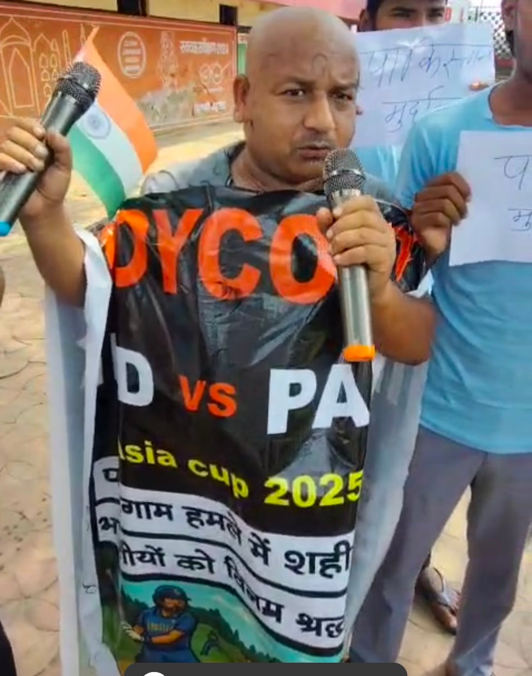 शहडोल में  युवक का अनोखा विरोध: एशिया कप भारत-पाकिस्तान मैच से पहले जमकर खेला क्रिकेट फिर मुंडन कराकर जताया गुस्सा 