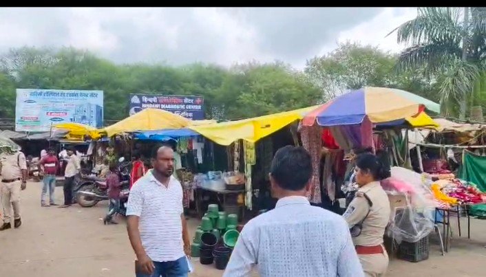 मेडिकल कॉलेज गेट के सामने हटेंगी दुकानें, यातायात पुलिस ने दी समझाइश