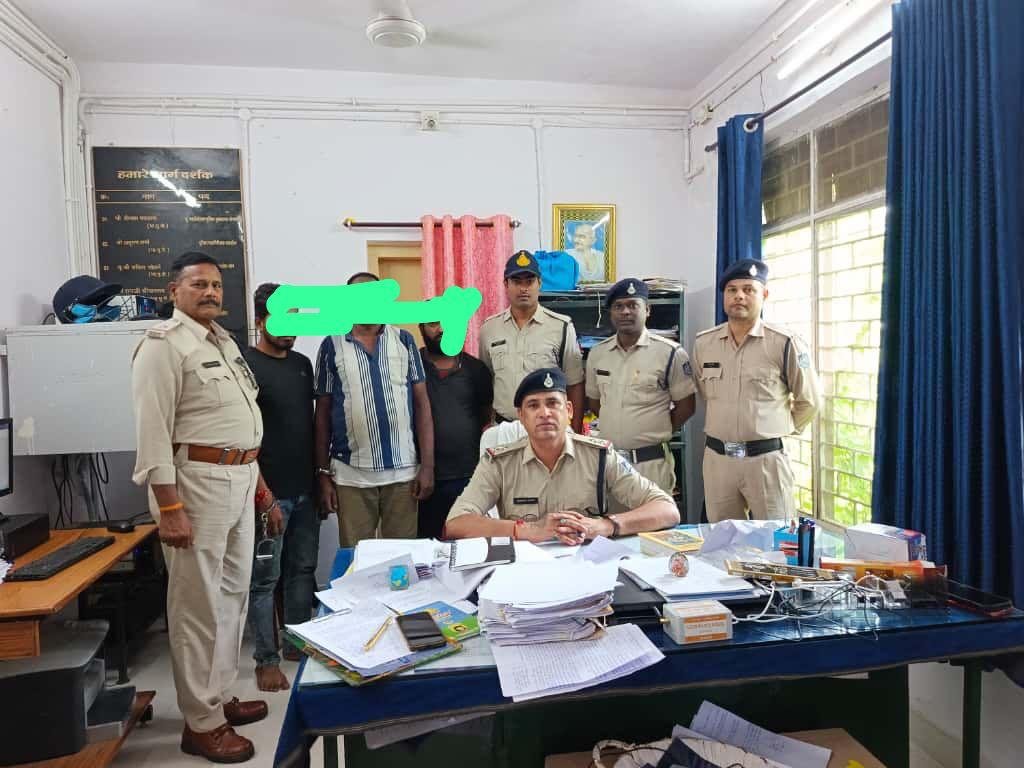 नशा तस्करों पर छापेमारी ने पकड़ी सनसनी, सुजुकी ईको व 180 शीशी कफ सिरप बरामद