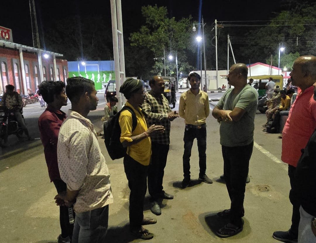 आधी रात मदद को रेलवे स्टेशन पहुंचे बबुआ,हरियाणा में लापता युवक की तलाश में निकले गरीब परिवार को मिली इंसानियत की राहत