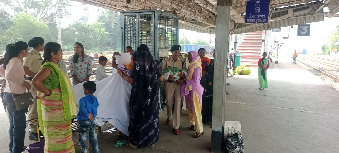 चलती ट्रेन में शुरू हुई प्रसव पीड़ा, स्टेशन पर महिला का सुरक्षित प्रसव,RPF और महिला कर्मियों की तत्परता बनी मिसाल