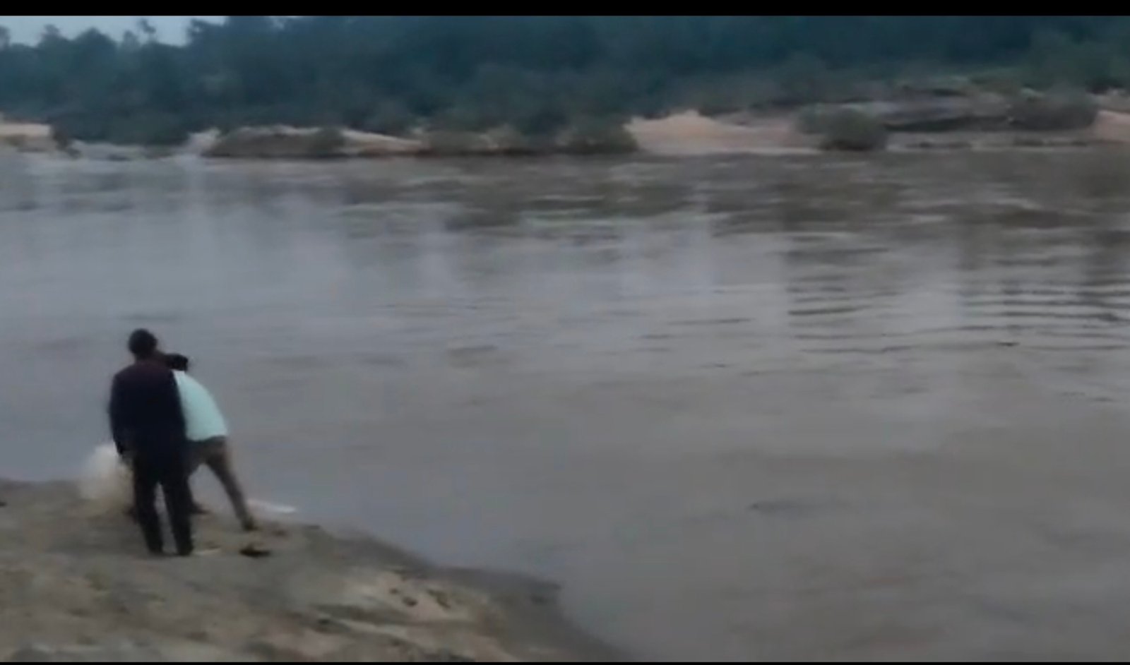 दुर्गा प्रतिमा विसर्जन में बड़ा हादसा : सोन नदी के तेज बहाव में बहे दो युवक