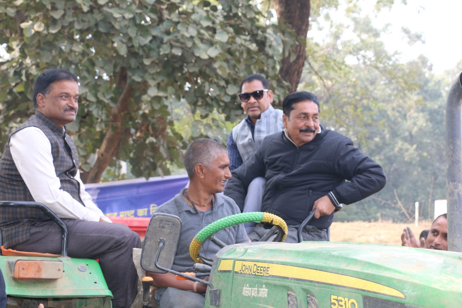 खेत में प्रशासन की एंट्री: कलेक्टर-सीईओ ने खुद कराई जीरो टिलेज से सरसों बोवनी