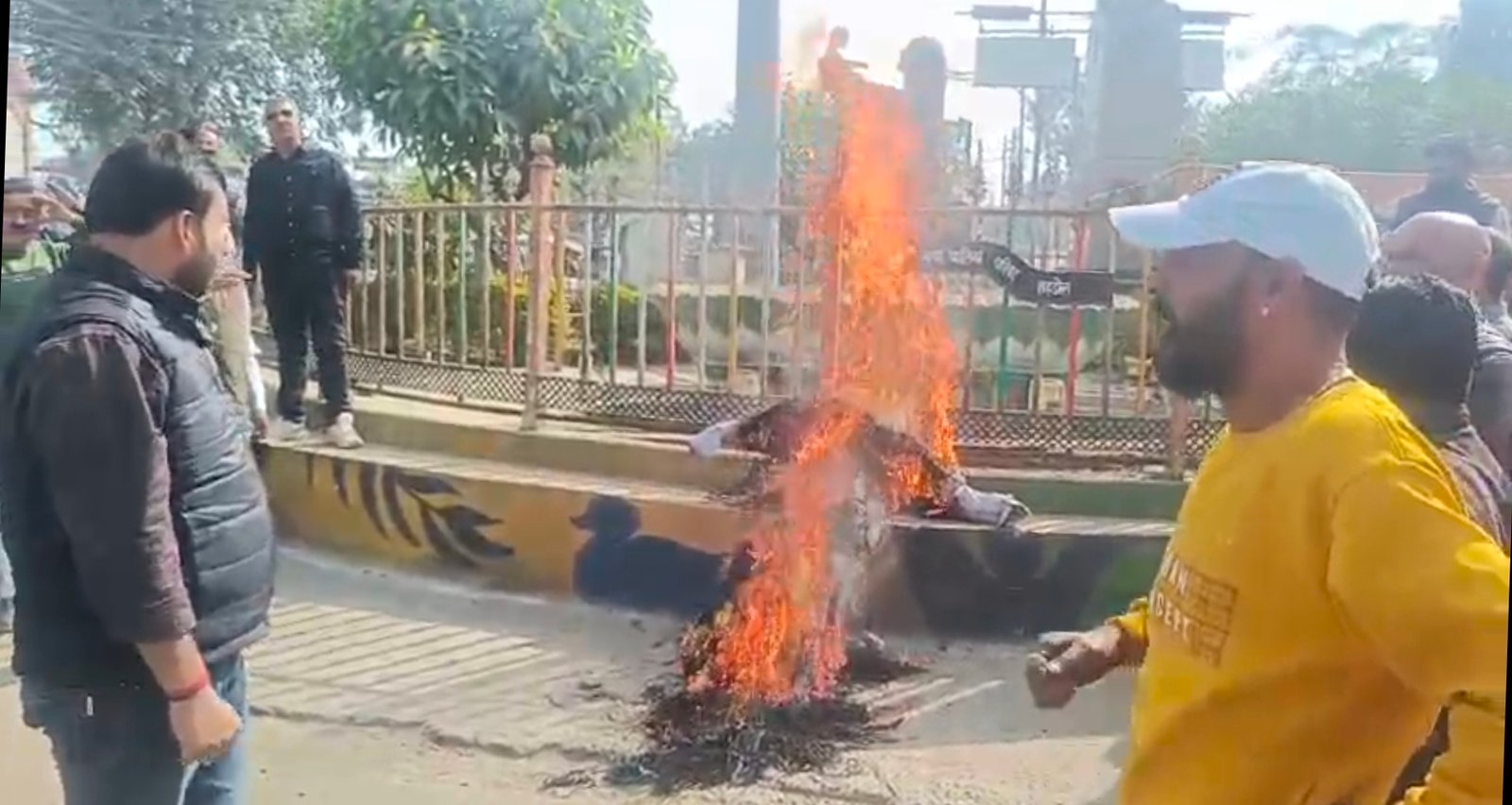 IAS संतोष कुमार वर्मा के बयान पर अखिल भारतीय ब्राह्मण एकीकृत परिषद का विरोध तेज, शहडोल में पुतला दहन