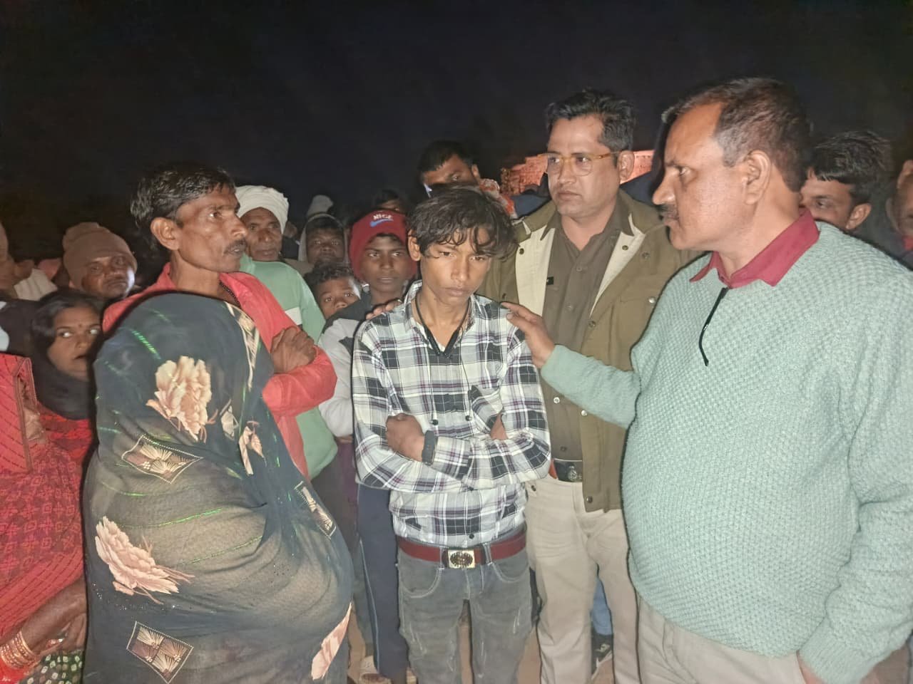 टावर पर चढ़ा ‘देवलोंद का वीरू’, पुलिस बनी बसंती… प्रेमिका की नक़ली आवाज़ सुनते ही मान गया संतोष!