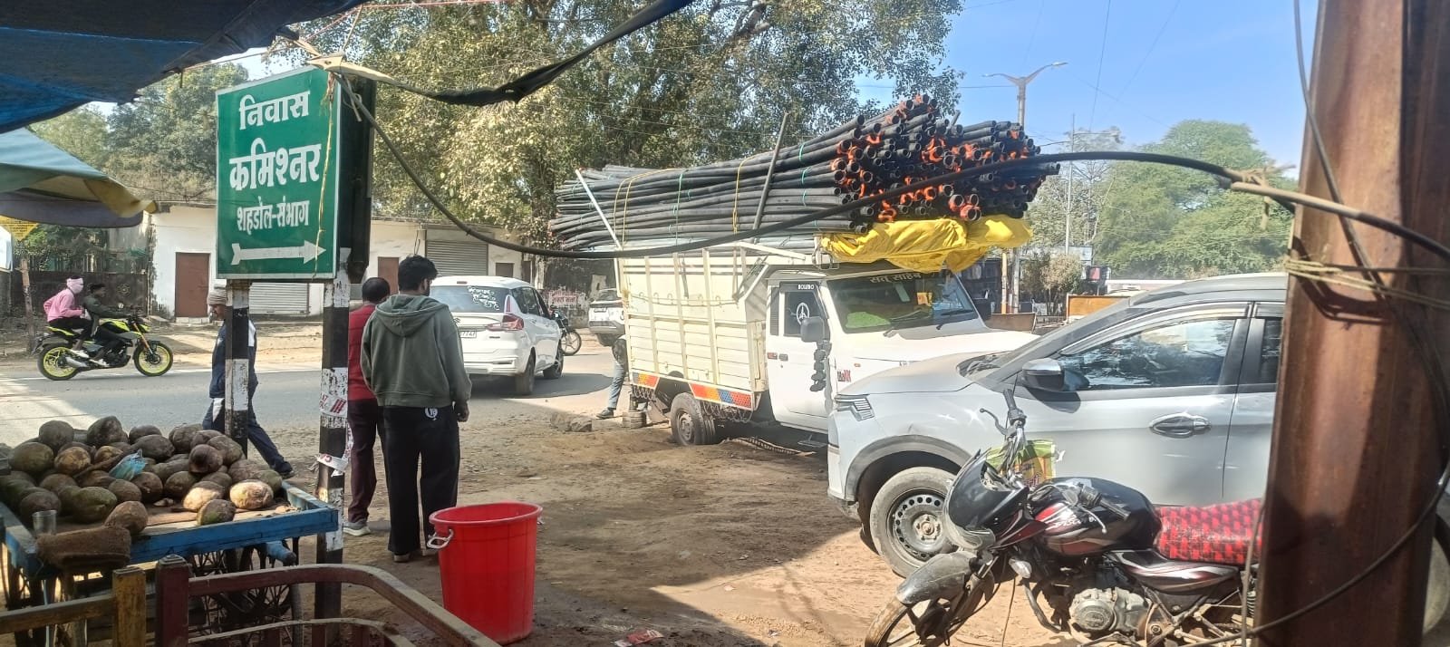 खोदी गई नालियां बन रहीं ‘मौत का जाल’, जेल रोड पर फिर फंसी पिकअप,बड़ा हादसा टला