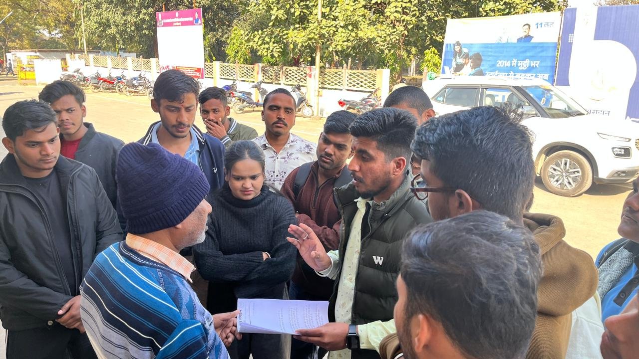 एनएसयूआई का प्रदर्शन: परीक्षा प्रभारी हटाने की मांग, कलेक्टर को सौंपा ज्ञापन