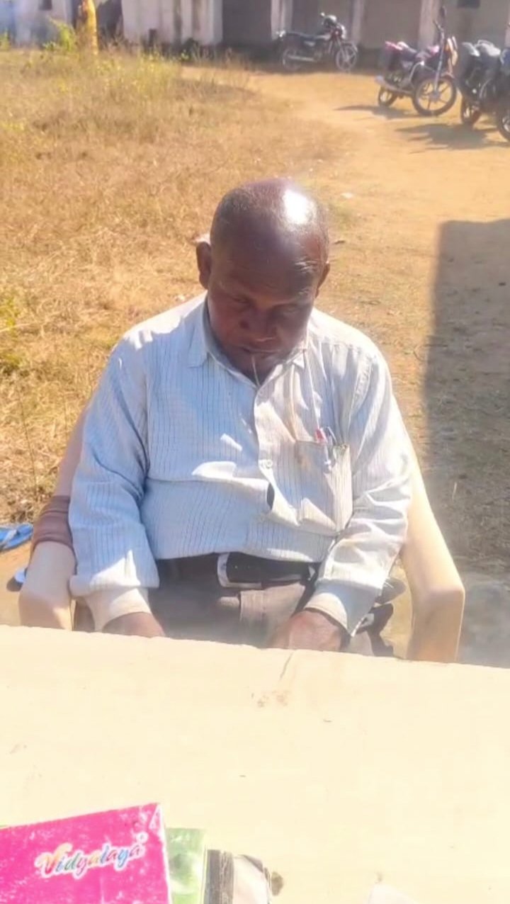 शराब पीकर स्कूल पहुँचता है शिक्षक, करौंदी टोला के बच्चों की पढ़ाई चौपट,निरीक्षण में खुले राज