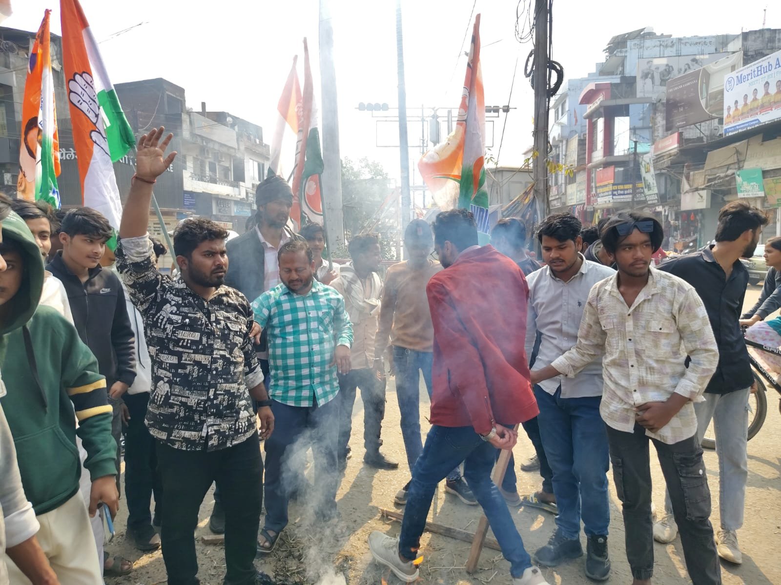 युवा कांग्रेस का हल्ला बोल, गांधी चौक पर फूंका मंत्री का पुतला