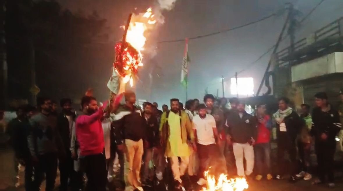 पत्रकारों पर अमर्यादित टिप्पणी के विरोध में सड़क पर उतरी कांग्रेस