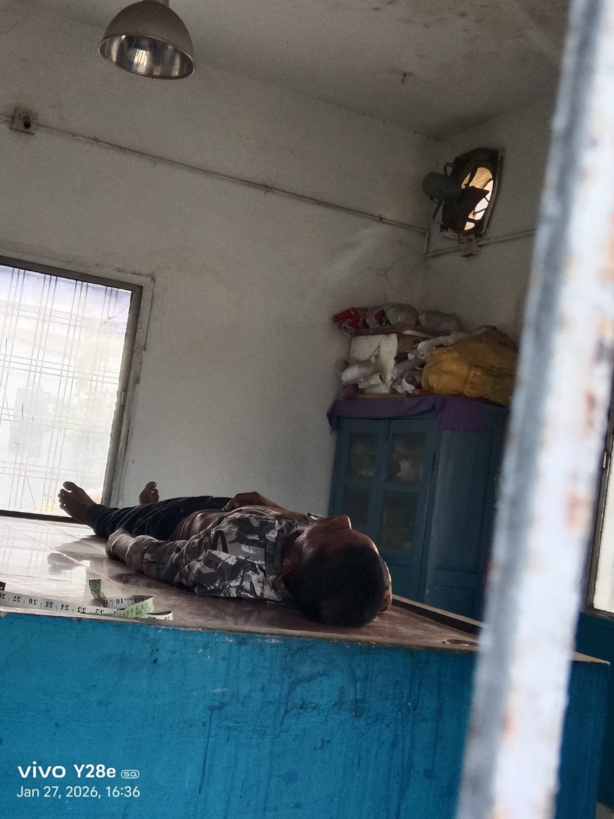  रेत माफिया का कहर जारी, अवैध उत्खनन से भरे ट्रैक्टर के पलटने से मासूम युवक की मौत, हादसा या सिस्टम की हत्या