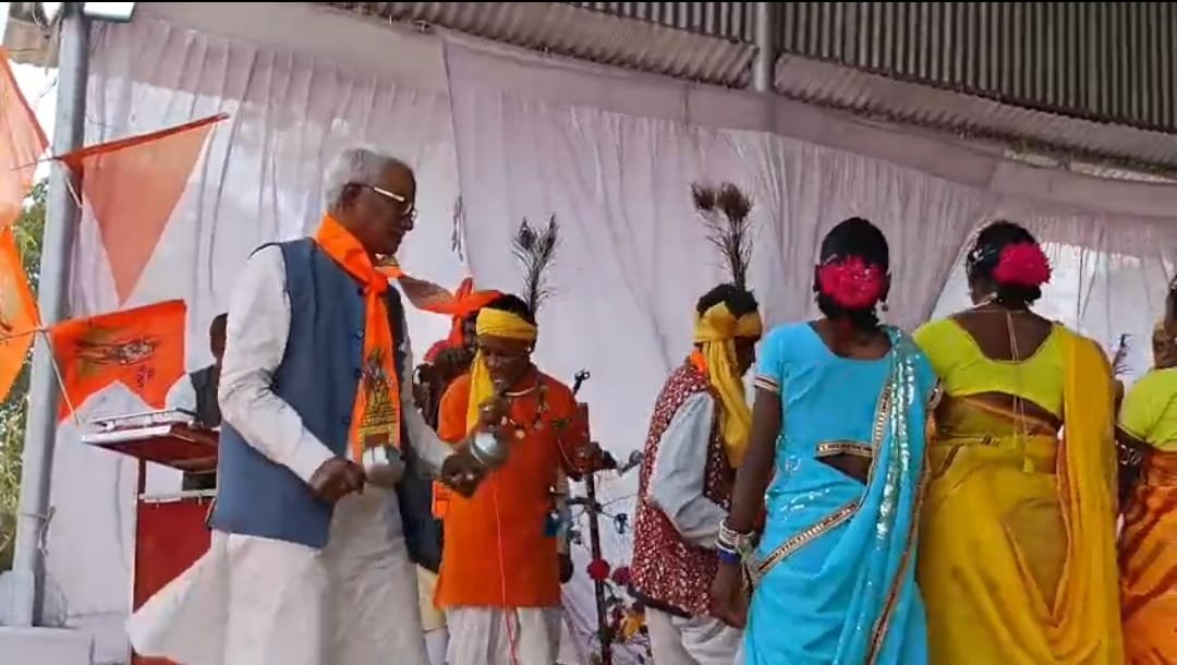 राजनीति से ऊपर परंपरा: विराट हिन्दू सम्मेलन में विधायक मरावी का कर्मा डांस वायरल