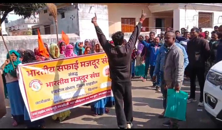 नगर पालिका की मनमानी के खिलाफ सड़क पर उतरे सफाई मित्र