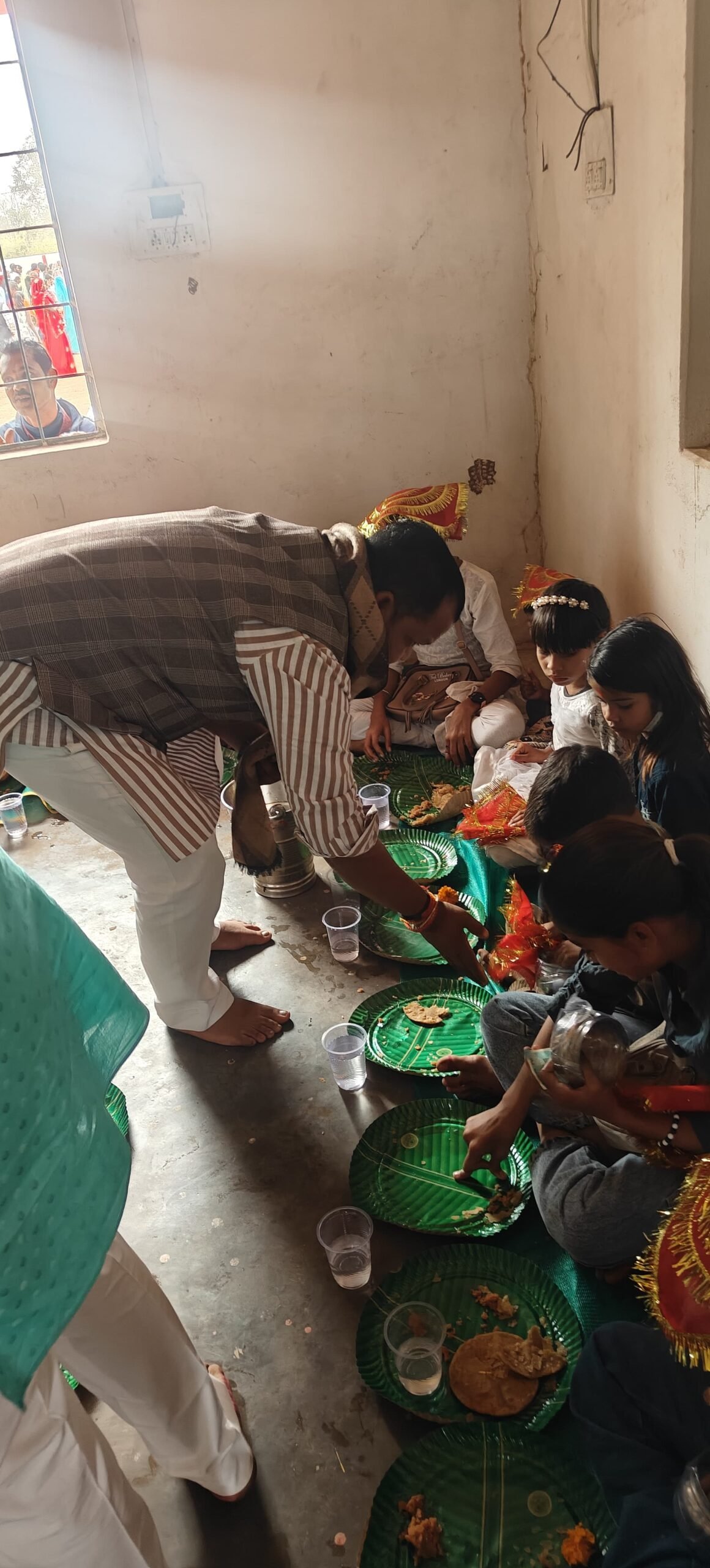 चरभइया धाम में ऐतिहासिक भंडारा, 25 हजार श्रद्धालुओं ने किया प्रसाद ग्रहण