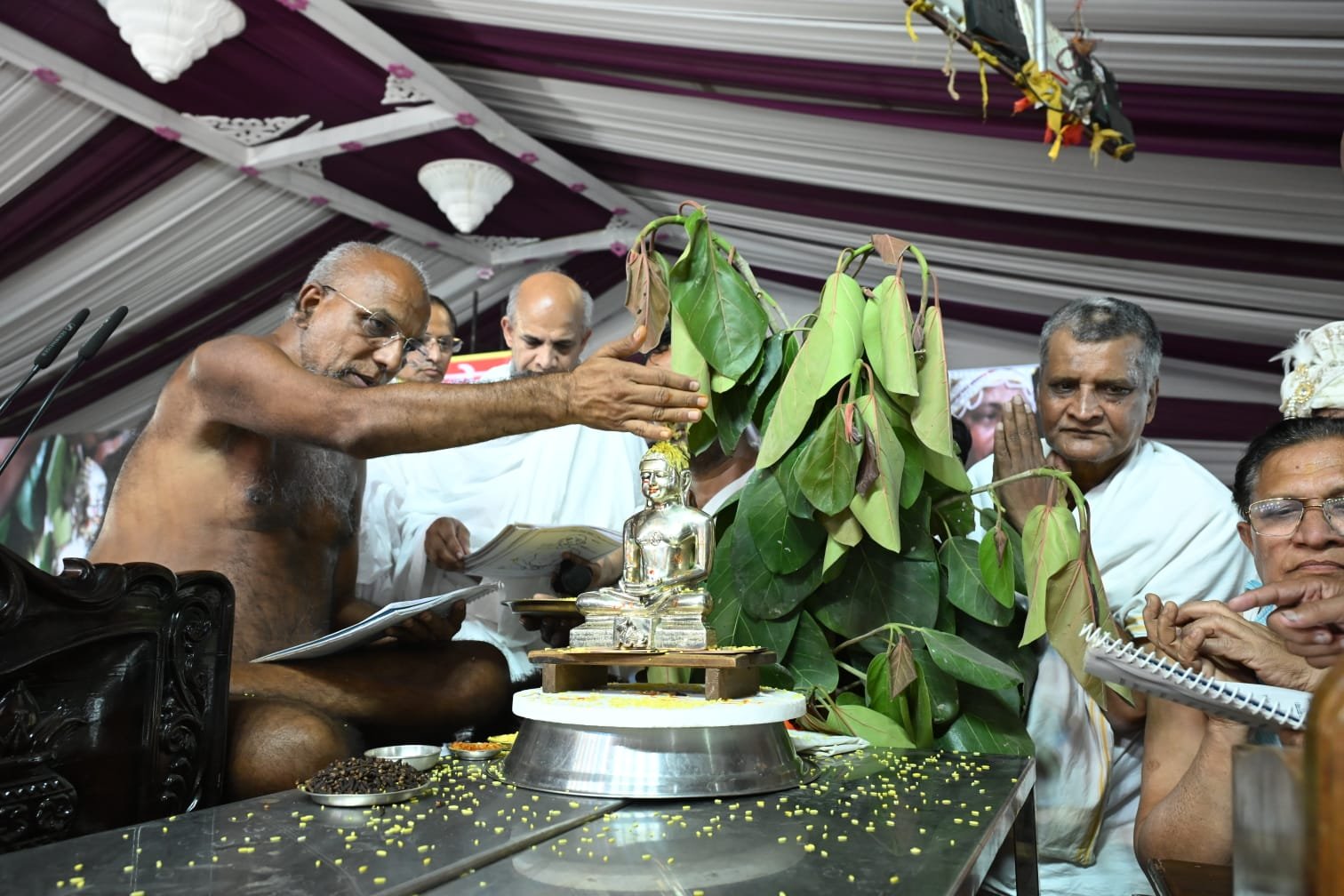 एक समय, एक पात्र और नंगे पांव यात्रा: ऐसा होता है दिगंबर जैन मुनियों का जीवन