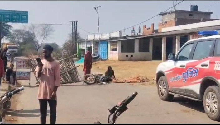 रफ्तार का कहर: बेकाबू ट्रक ने बाइक सवार को कुचला, मौके पर मौत,आक्रोशित ग्रामीणों ने किया चक्का जाम