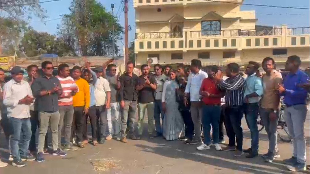 लोकतांत्रिक अधिकारों के मुद्दे पर हंगामा, युवा कांग्रेस का पुतला दहन प्रदर्शन