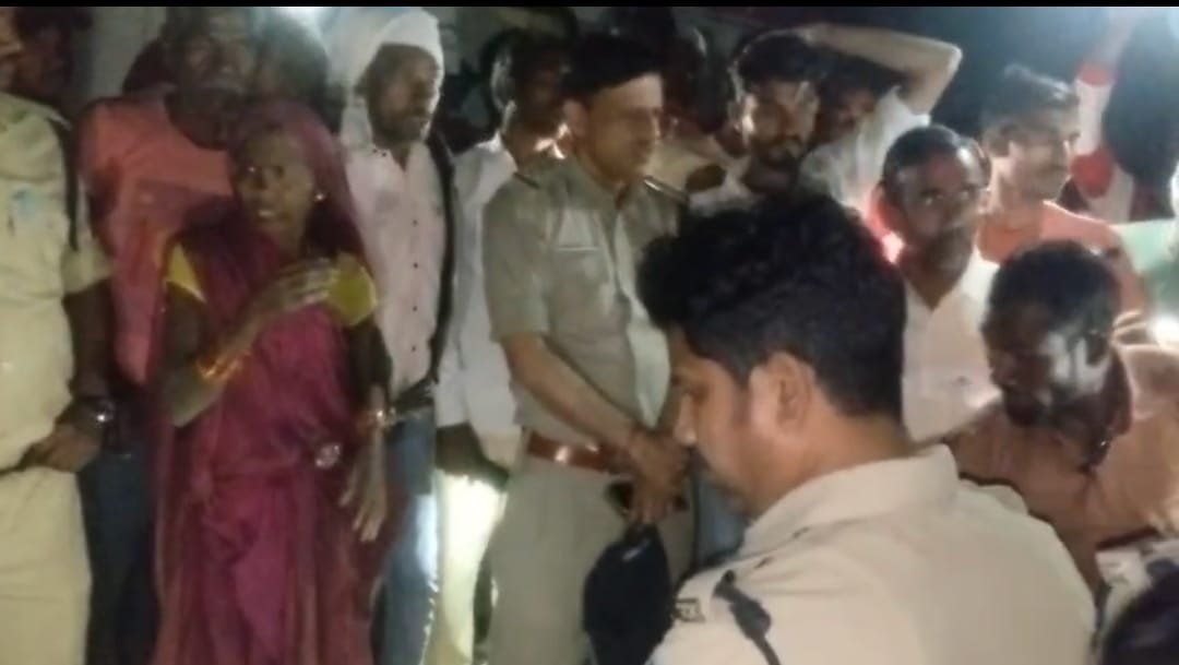 दर्दनाक सड़क हादसा: अज्ञात वाहन की टक्कर से पति-पत्नी की मौत, 13 साल की बेटी घायल… घंटों तक माता-पिता के शव के पास बैठी रही मासूम