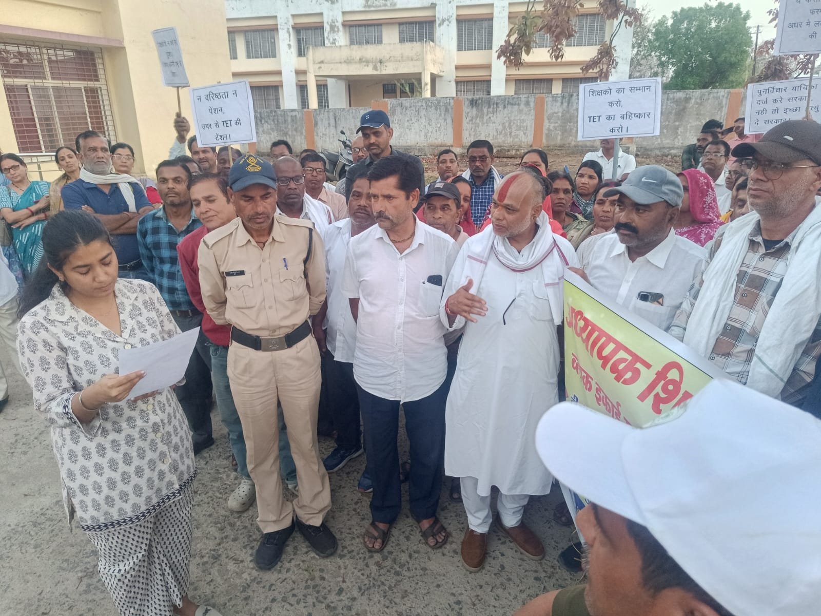 अनुभवी शिक्षकों पर ‘योग्यता’ की तलवार: मानपुर में उभरा गुस्सा