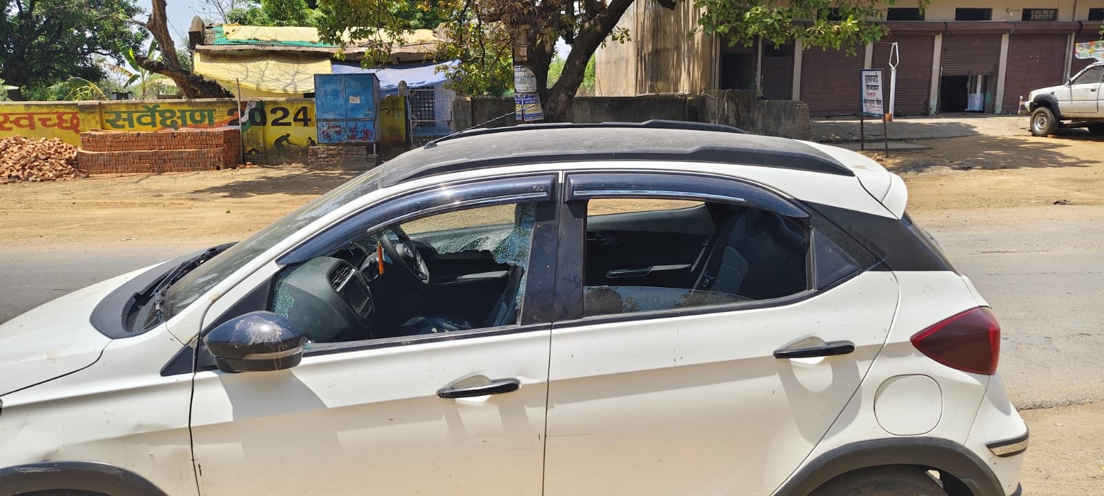 अप्सरा साड़ी सेंटर के पास दिनदहाड़े कार का शीशा तोड़ 4 लाख की चोरी, नकाबपोश बाइक सवार फरार