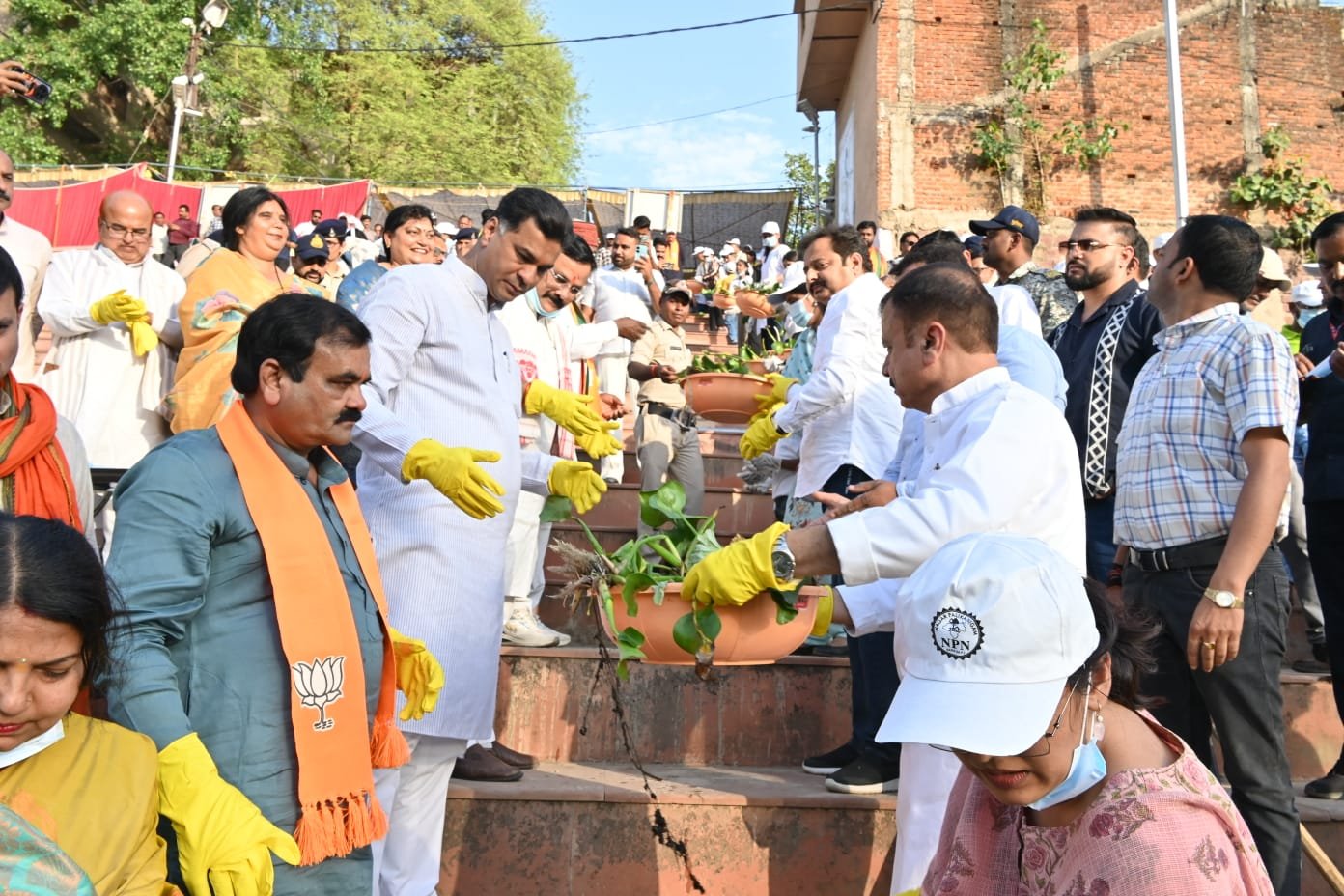 मसुरहा घाट में प्रभारी मंत्री उदय प्रताप सिंह ने किया श्रमदान, दिया जल संरक्षण और स्वच्छता का संदेश जल गंगा संवर्धन अभियान में शामिल होकर नदी से निकाली जलकुंभी, बोले–कटनी की पहचान उसकी नदियां और जल संरचनाएं