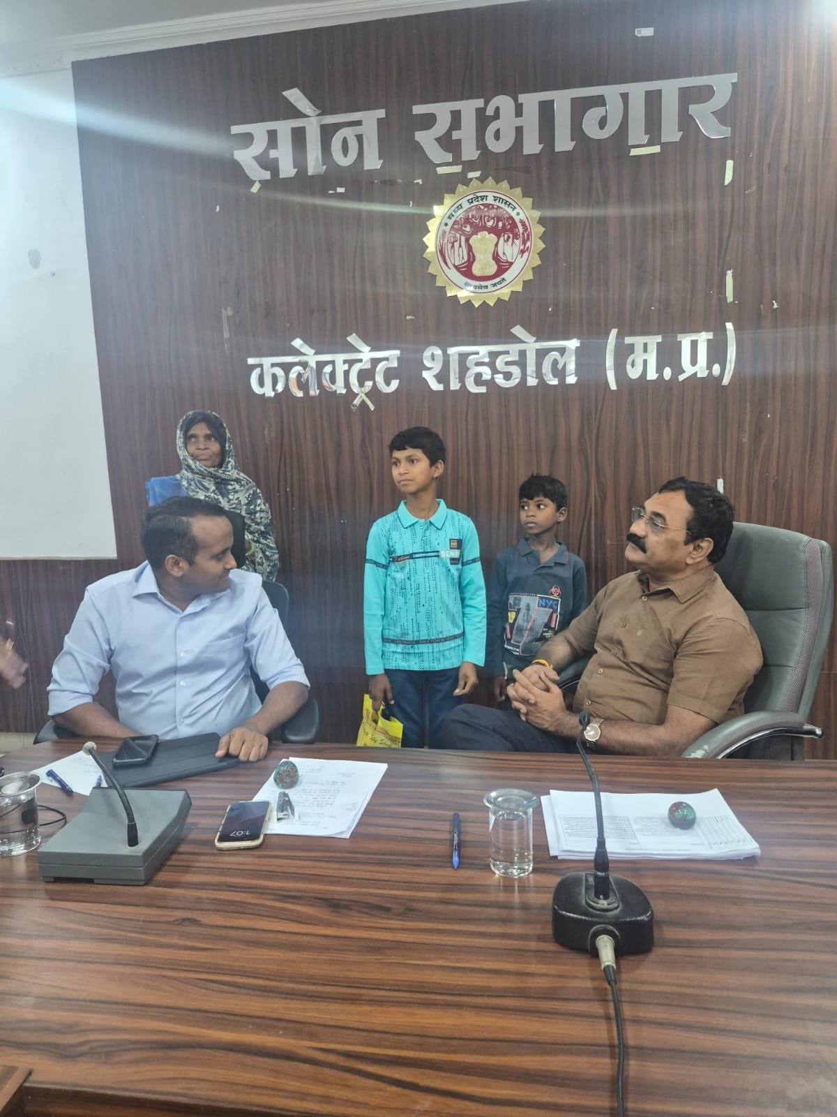 जब जनसुनवाई में छलक पड़ा दर्द,अनाथ भाइयों की कहानी सुन भावुक हुए कलेक्टर, बढ़ाया सहारे का हाथ